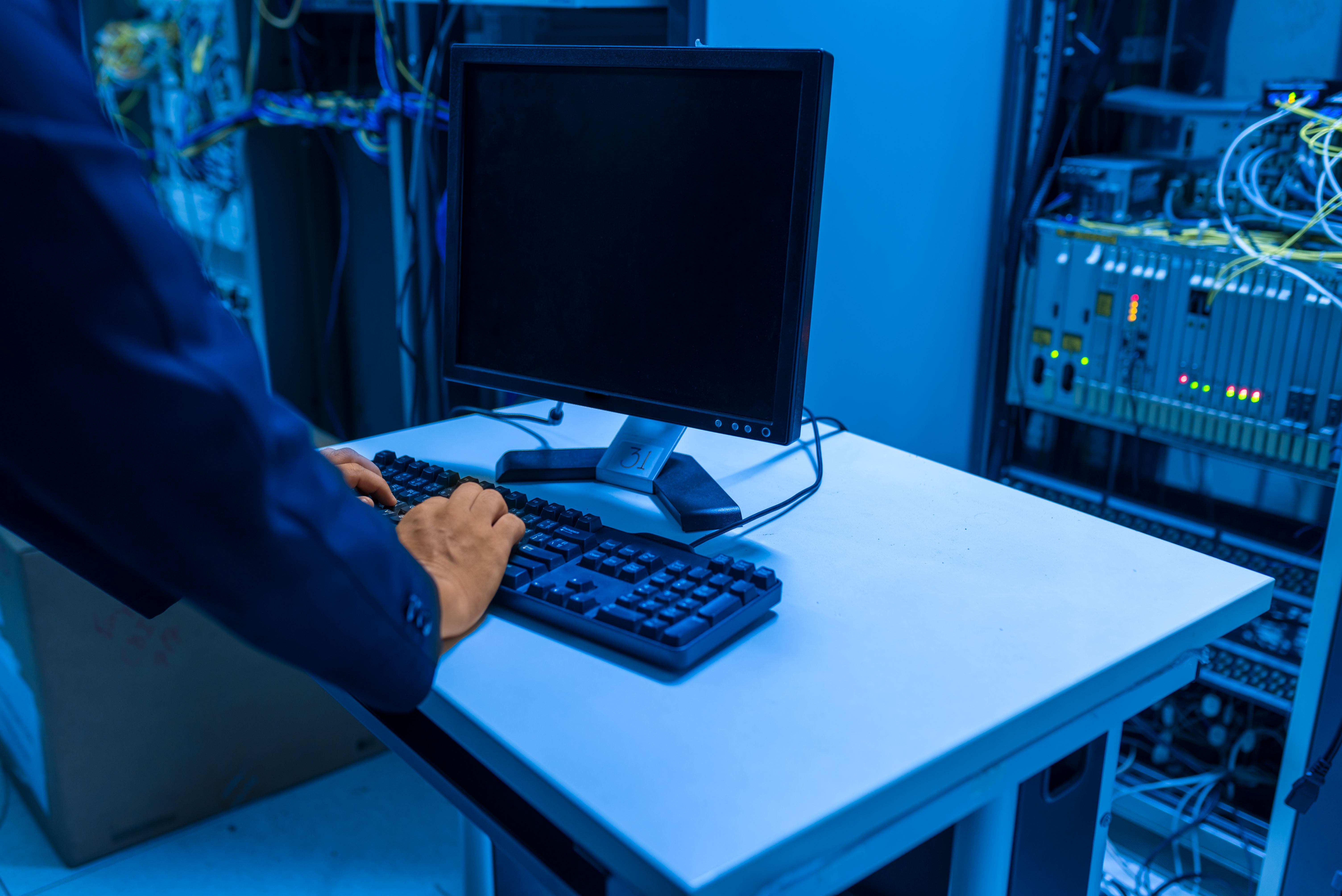 Técnico configurando segurança em sala de servidores